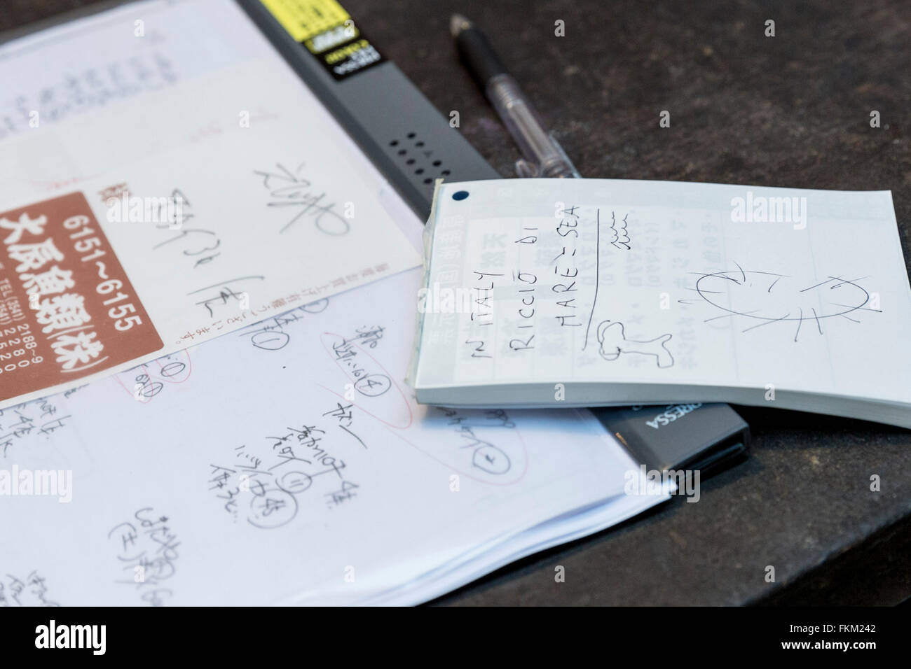 Croquis sur une table. Le marché aux poissons de Tsukiji, Tokyo, Japon Banque D'Images