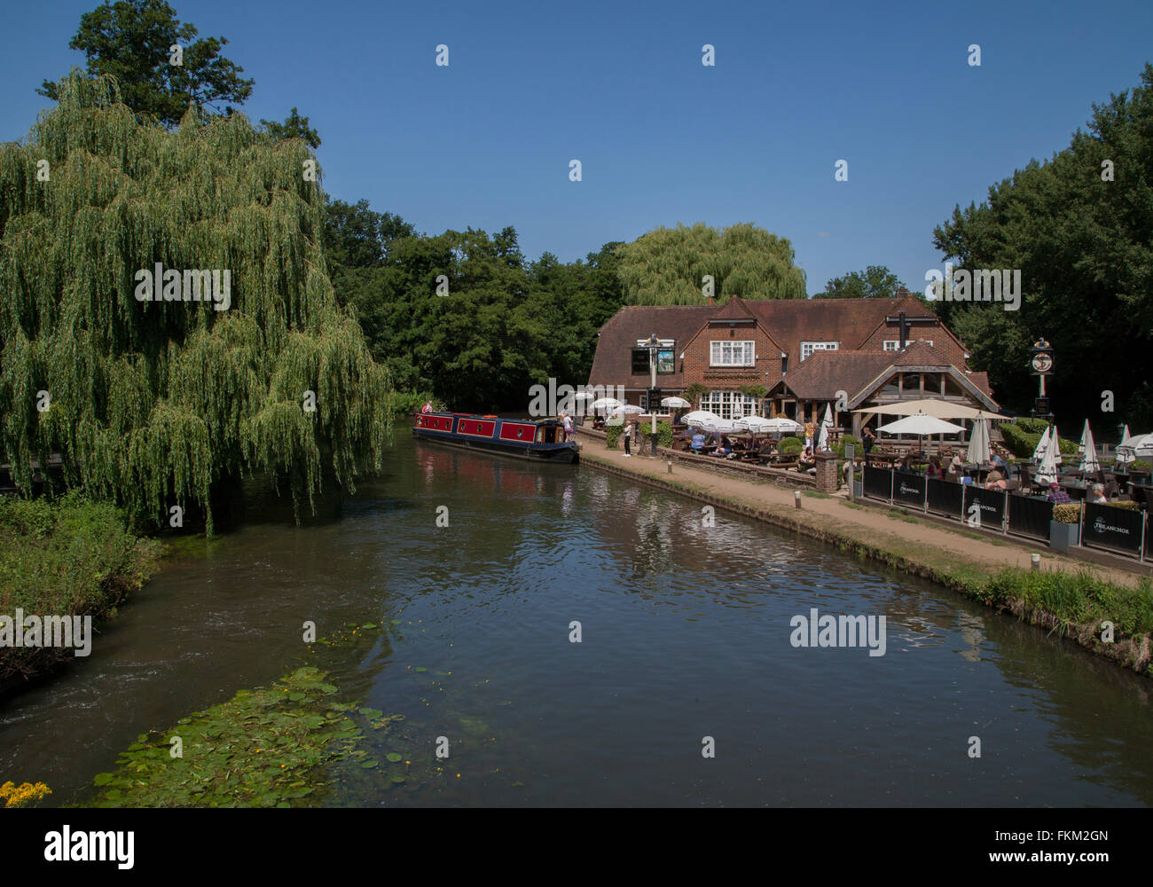 Riverside Pub & Bateau étroit canal .Pyrford Lock Surrey. Banque D'Images