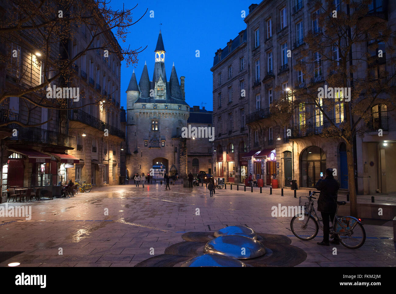 Bordeaux, France : la Place de Palais avec porte Cailhau Banque D'Images