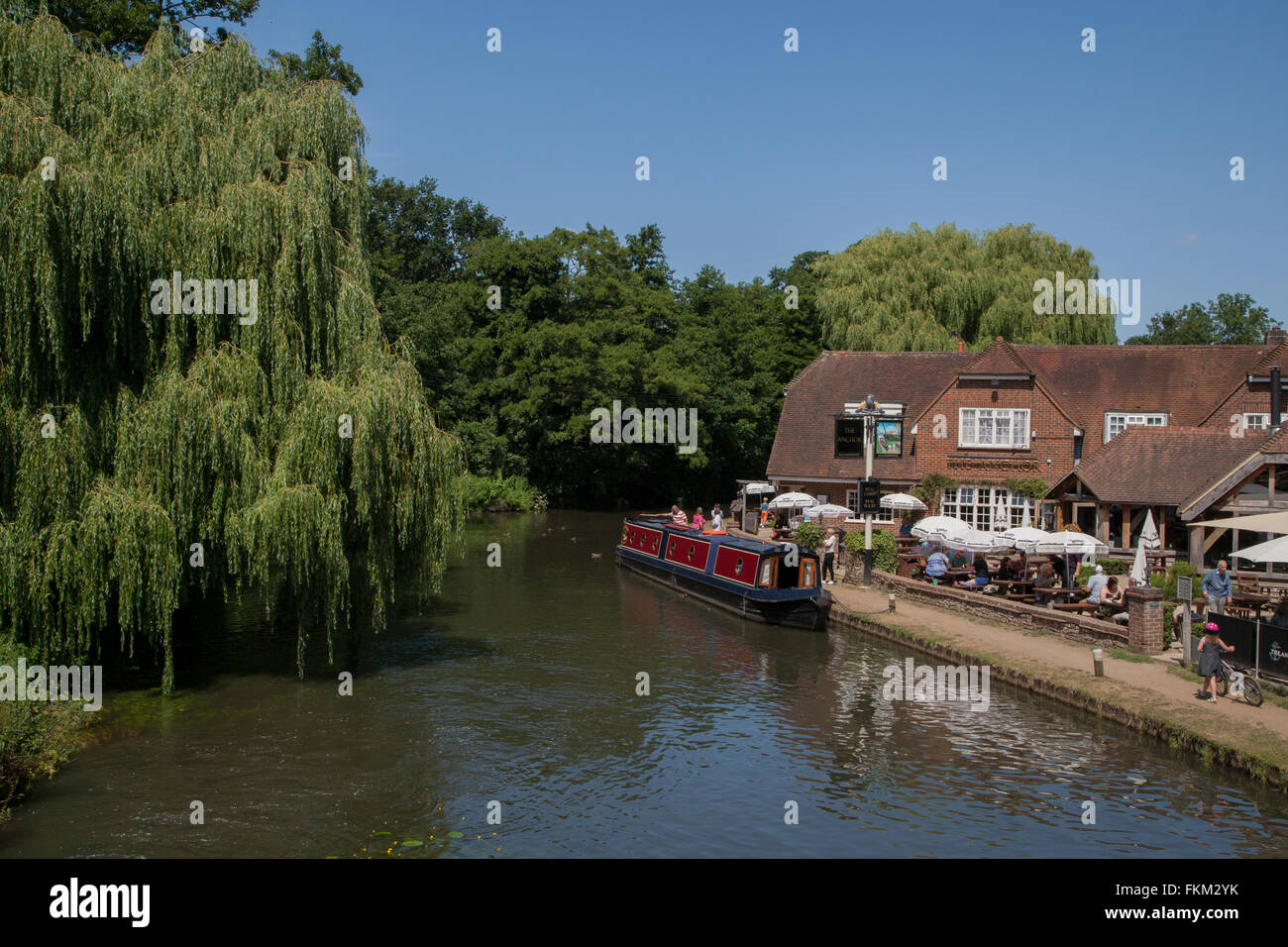 Riverside Pub & Bateau étroit canal .Pyrford Lock Surrey. Banque D'Images