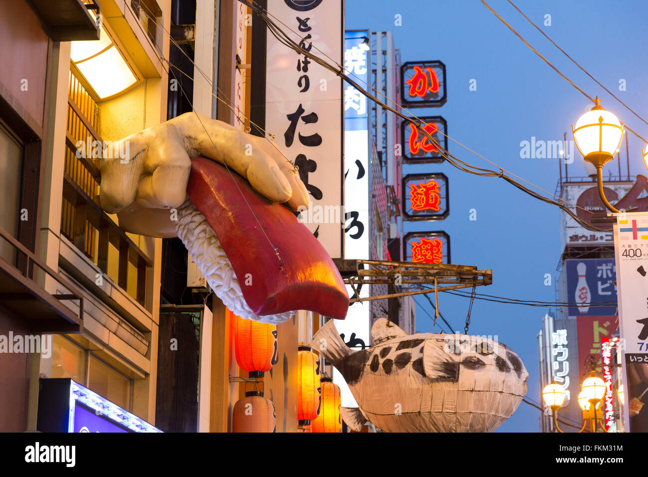 Tenir la main en plastique des sushis. Dotombori Avenue au soir, Osaka, Osaka Prefecture, région du Kansai au Japon Banque D'Images