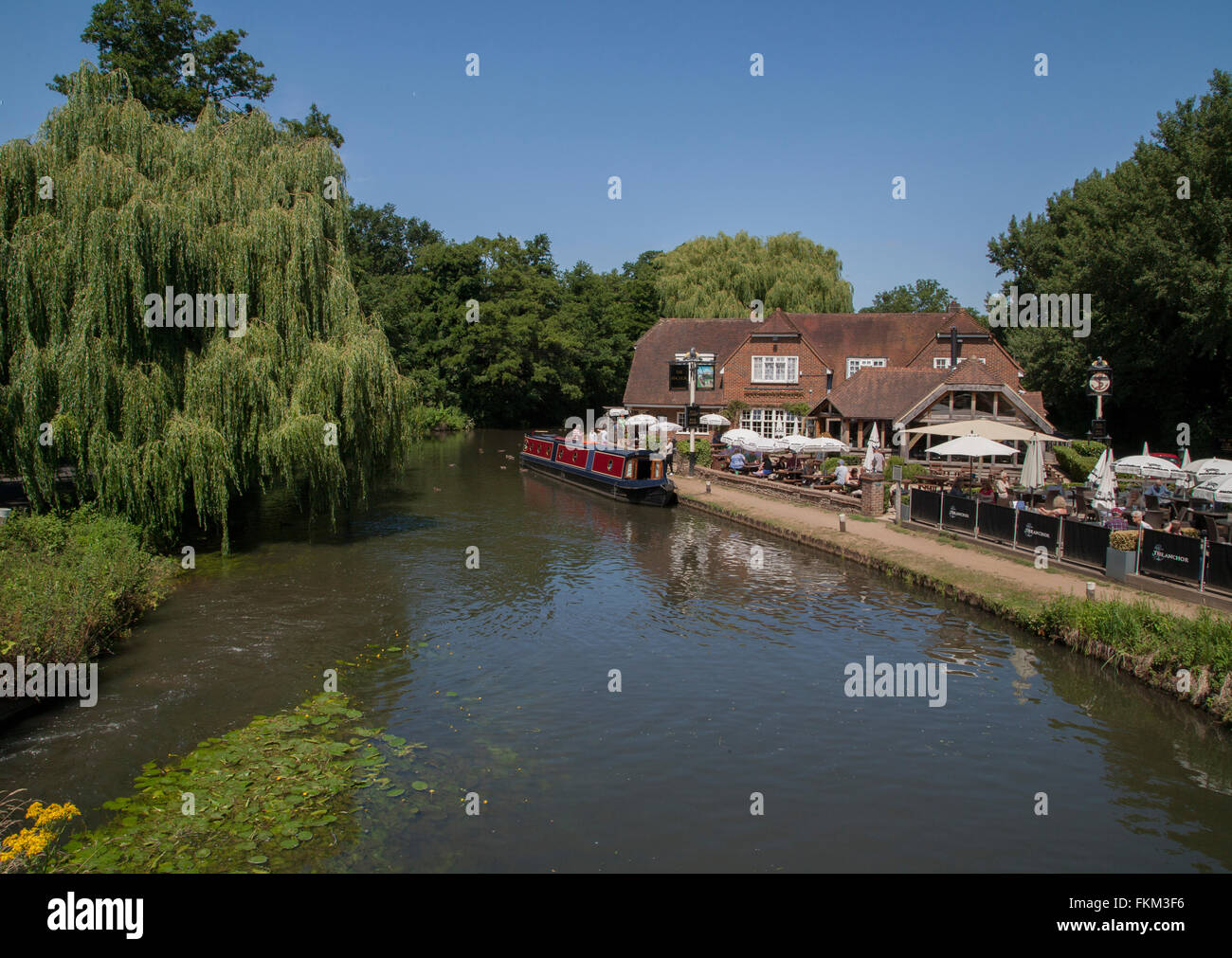 Riverside Pub & Bateau étroit canal .Pyrford Lock Surrey. Banque D'Images