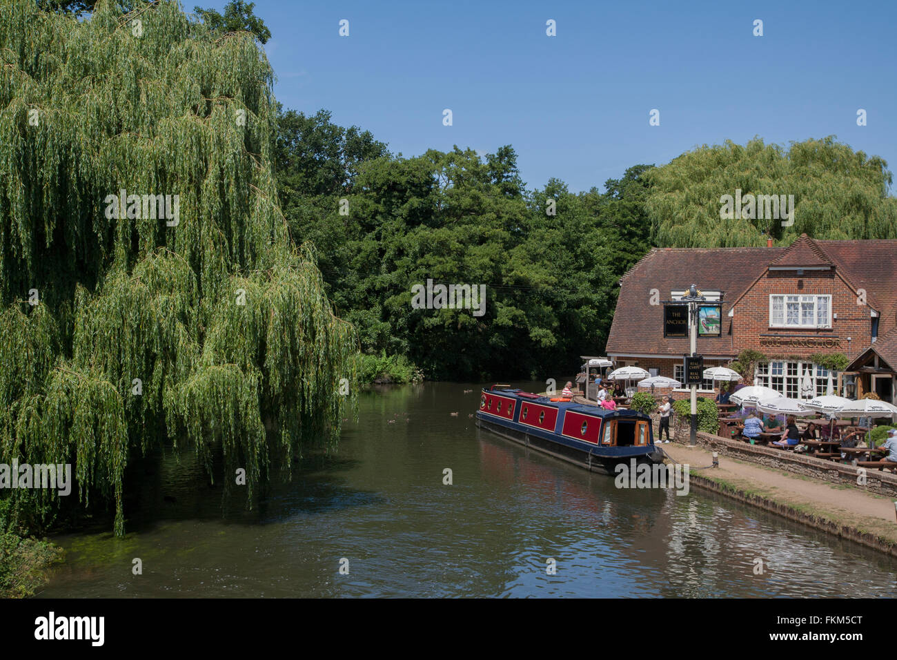 Riverside Pub & Bateau étroit canal .Pyrford Lock Surrey. Banque D'Images