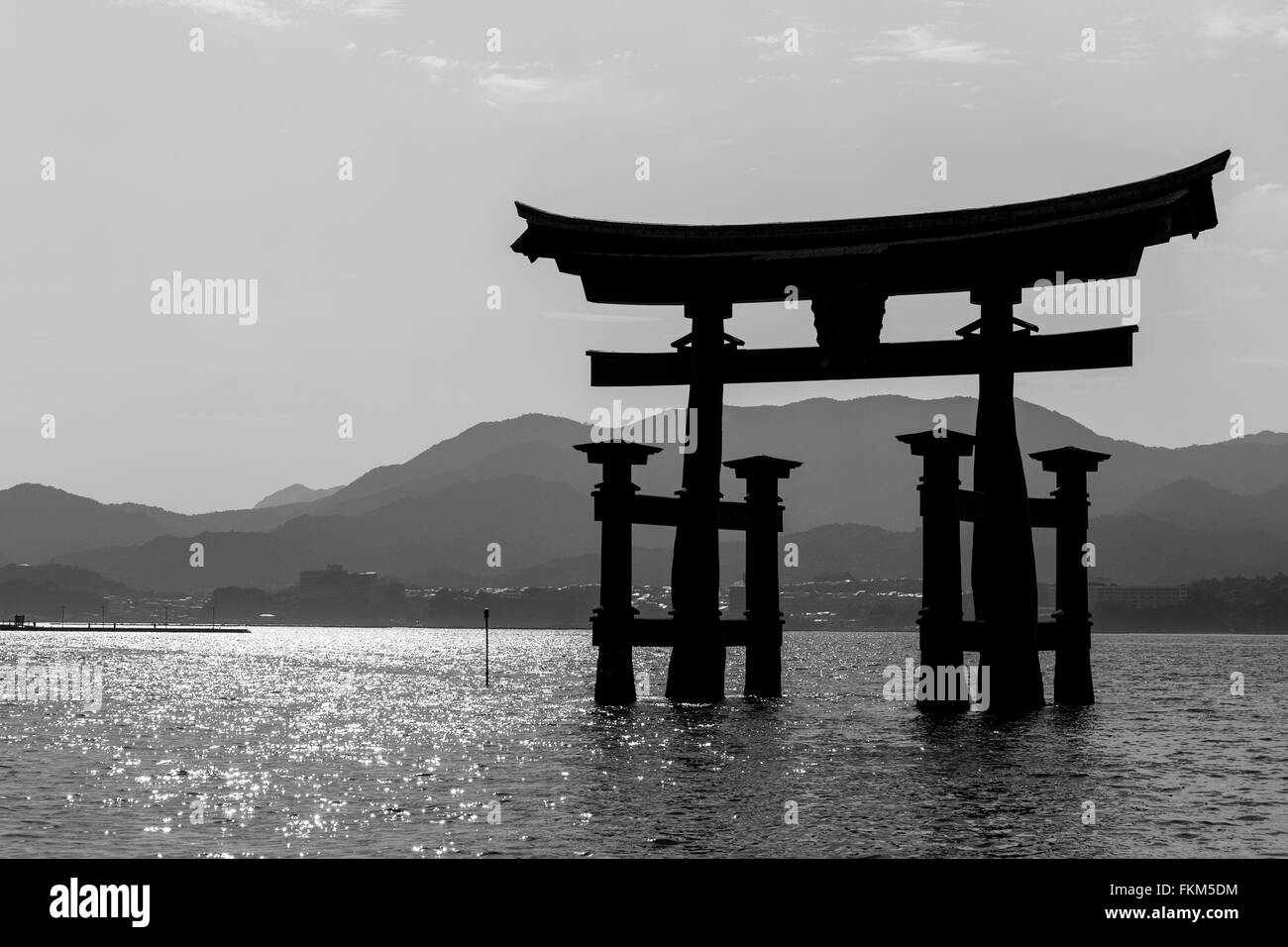D'Itsukushima torii à marée haute. Miyajima, Hatsukaichi, Préfecture de Hiroshima, au Japon. Banque D'Images