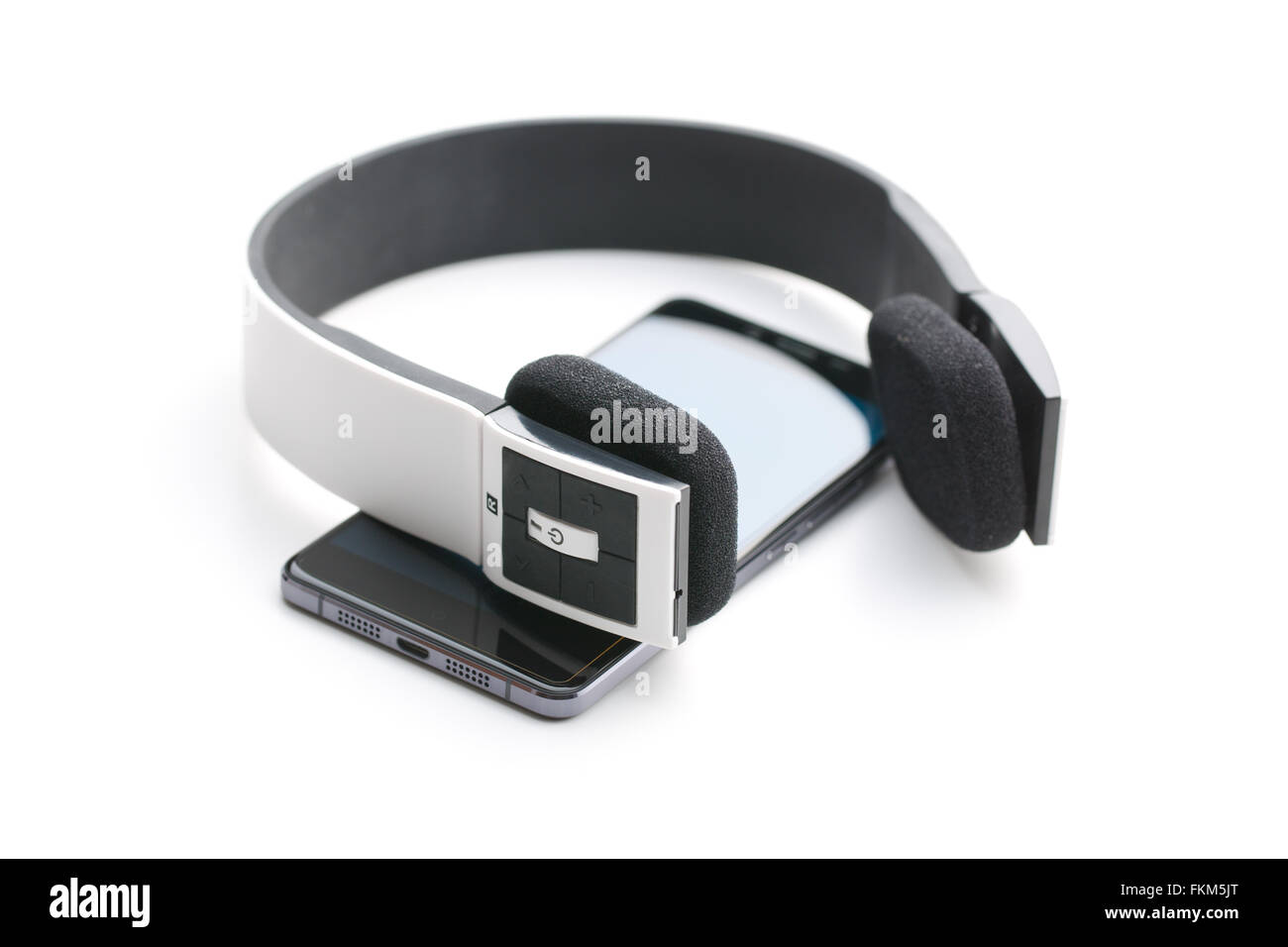 Smartphone et casque sur fond blanc Banque D'Images