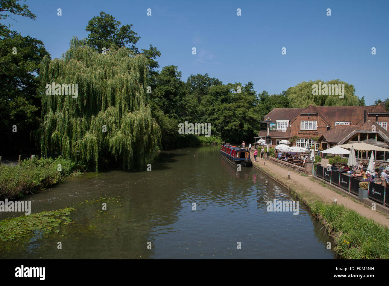 Riverside Pub & Bateau étroit canal .Pyrford Lock Surrey. Banque D'Images