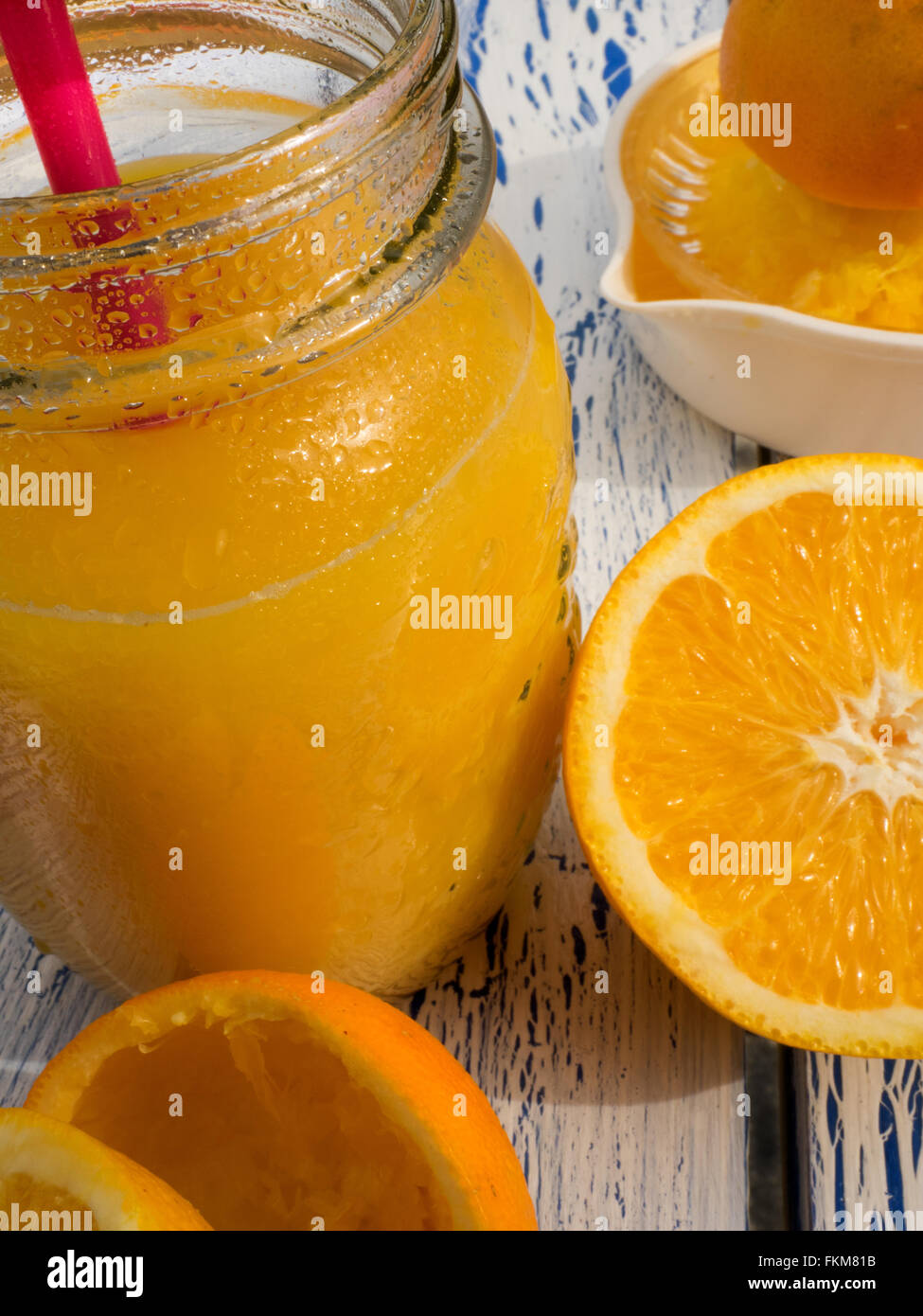 Le jus d'Orange dans le verre sur une table en bois Banque D'Images
