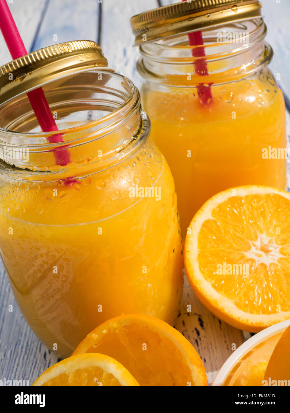 Le jus d'Orange dans le verre sur une table en bois Banque D'Images