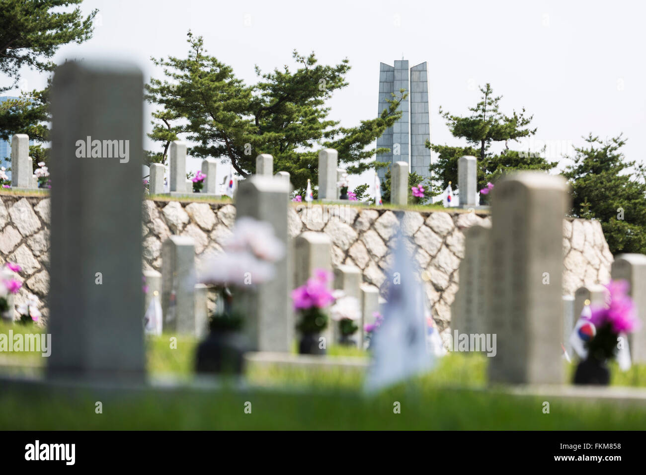 Les parcelles d'inhumation et Memorial Tower, le Cimetière National de Séoul. Banque D'Images