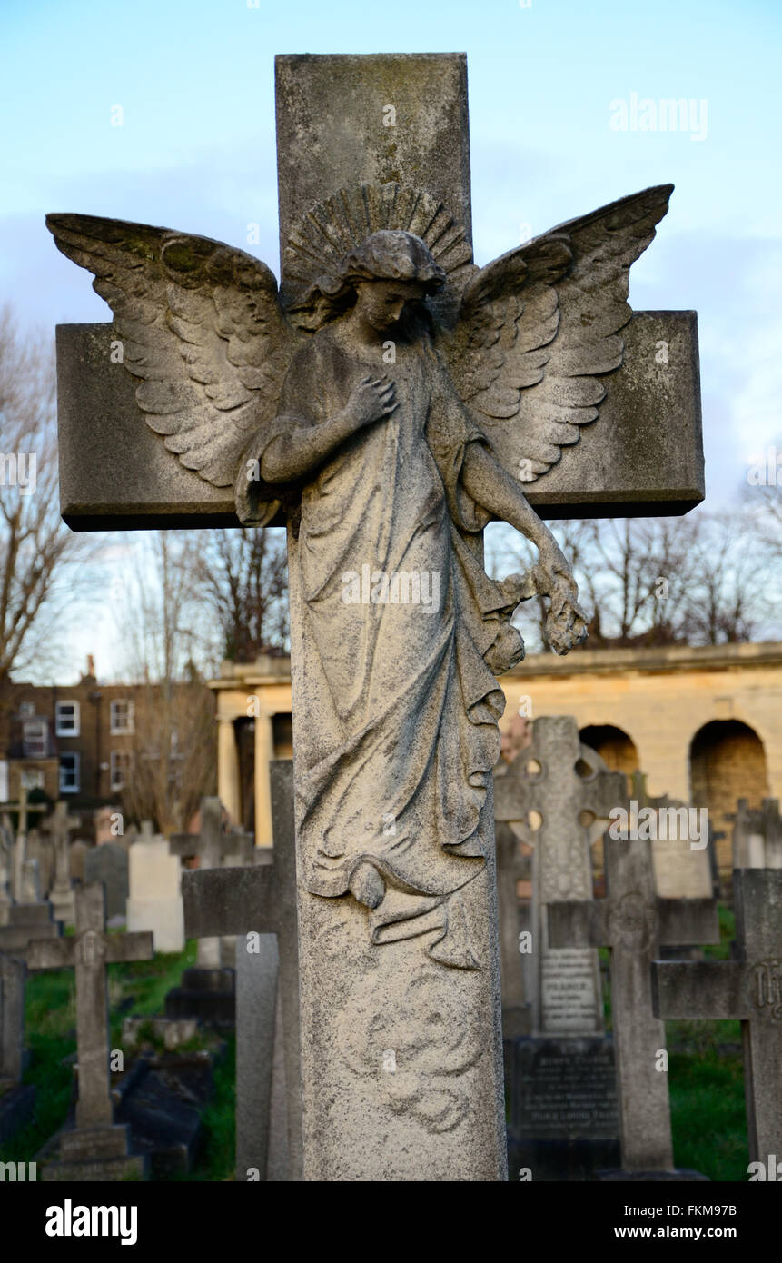 Une pierre tombale, sous la forme d'un ange sculpté sur une croix. Banque D'Images