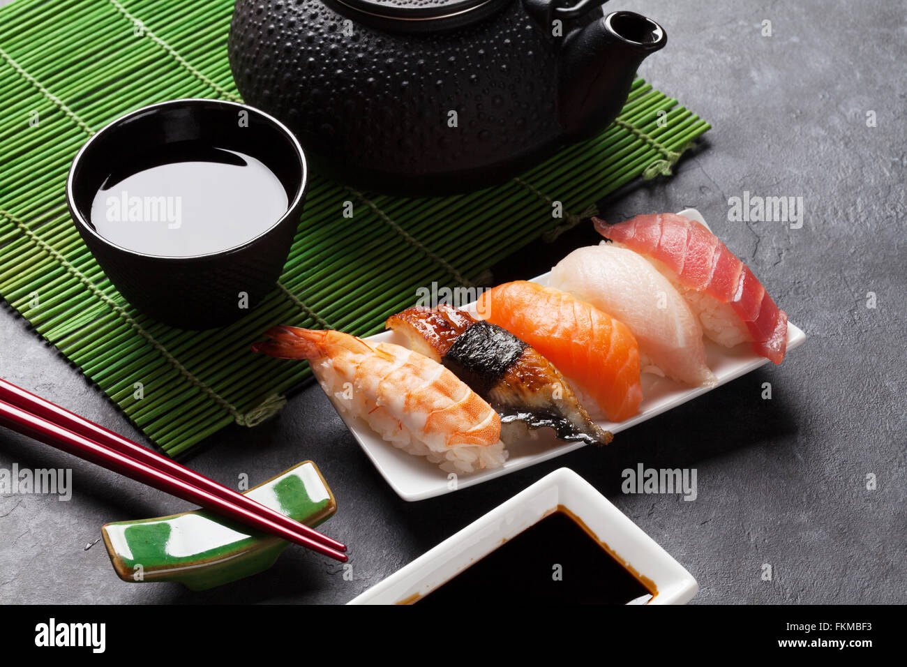 Ensemble de sushi et thé vert sur table en pierre Banque D'Images