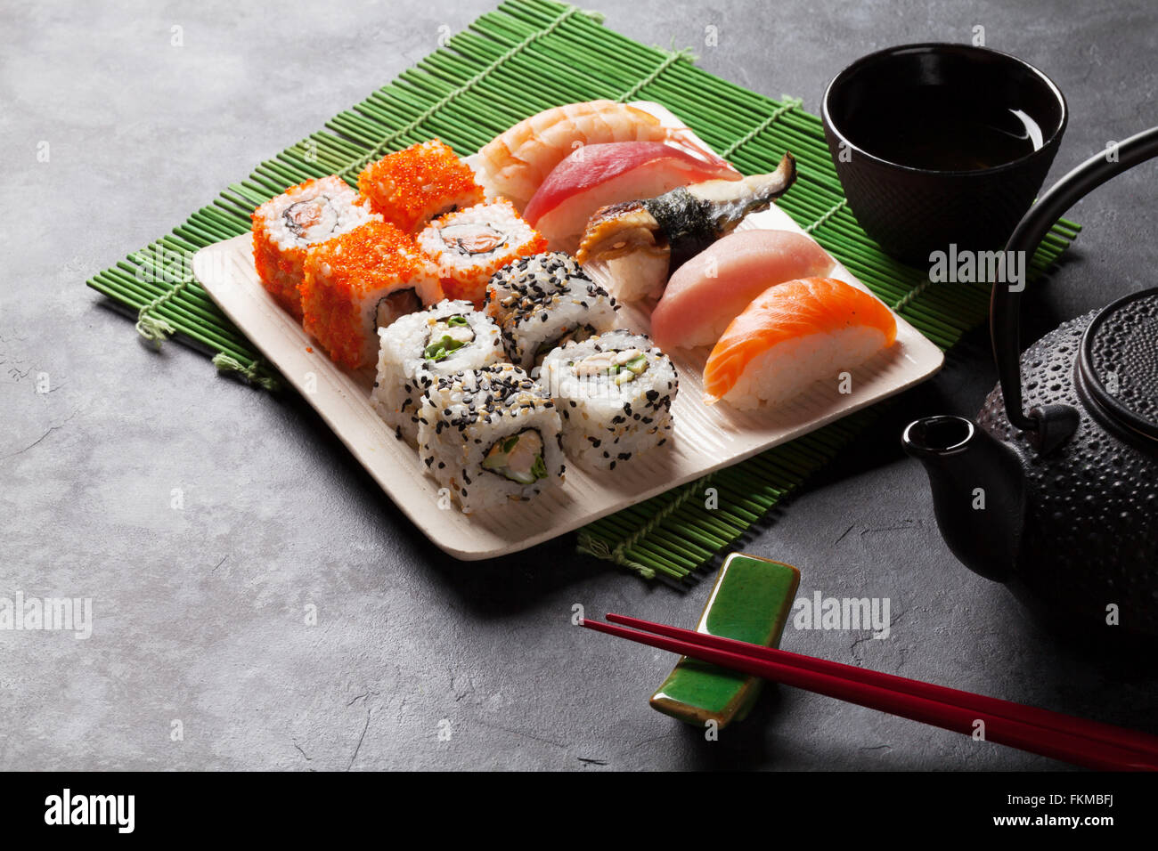 Ensemble de sushi, maki et thé vert sur table en pierre Banque D'Images