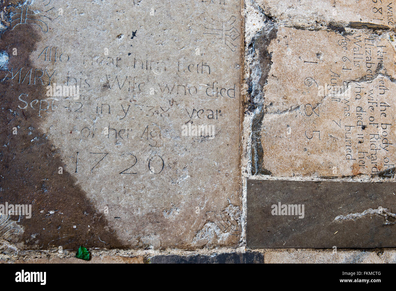 Pierres tombales anciennes réutilisées le parquet en abbaye de Dorchester. Dorchester on Thames, Oxfordshire, Angleterre Banque D'Images