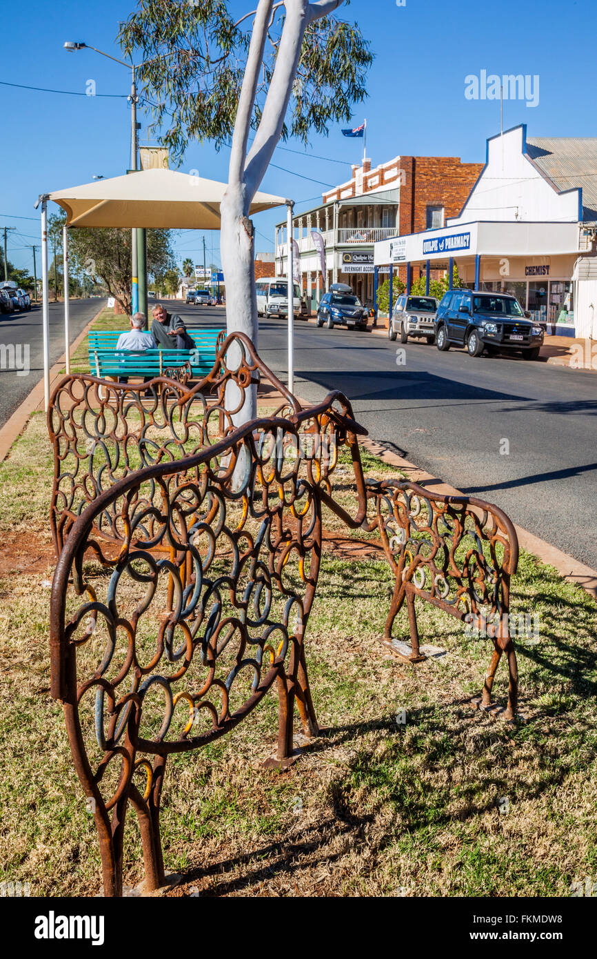 Mouton rustique sculpture sur la médiane de Brolga Street La rue principale du canal ville de Quilpie, Sud Ouest Queensland Banque D'Images