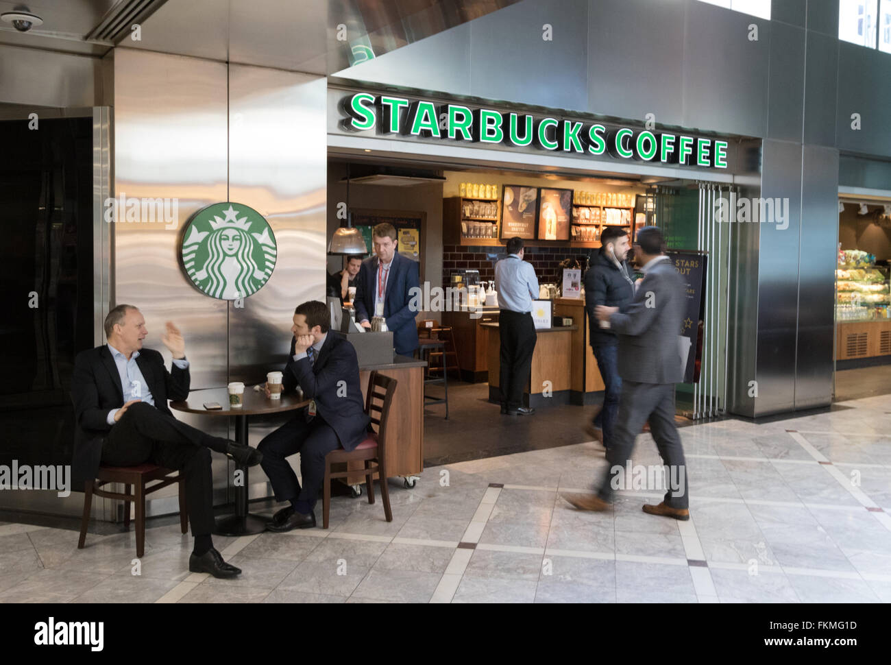 Café Starbucks, Canary Wharf, London UK Banque D'Images