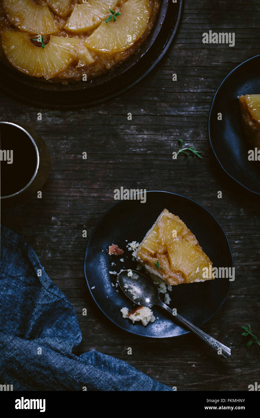 Une tranche d'ananas upside down cake est mangé et photographié par le haut. Banque D'Images