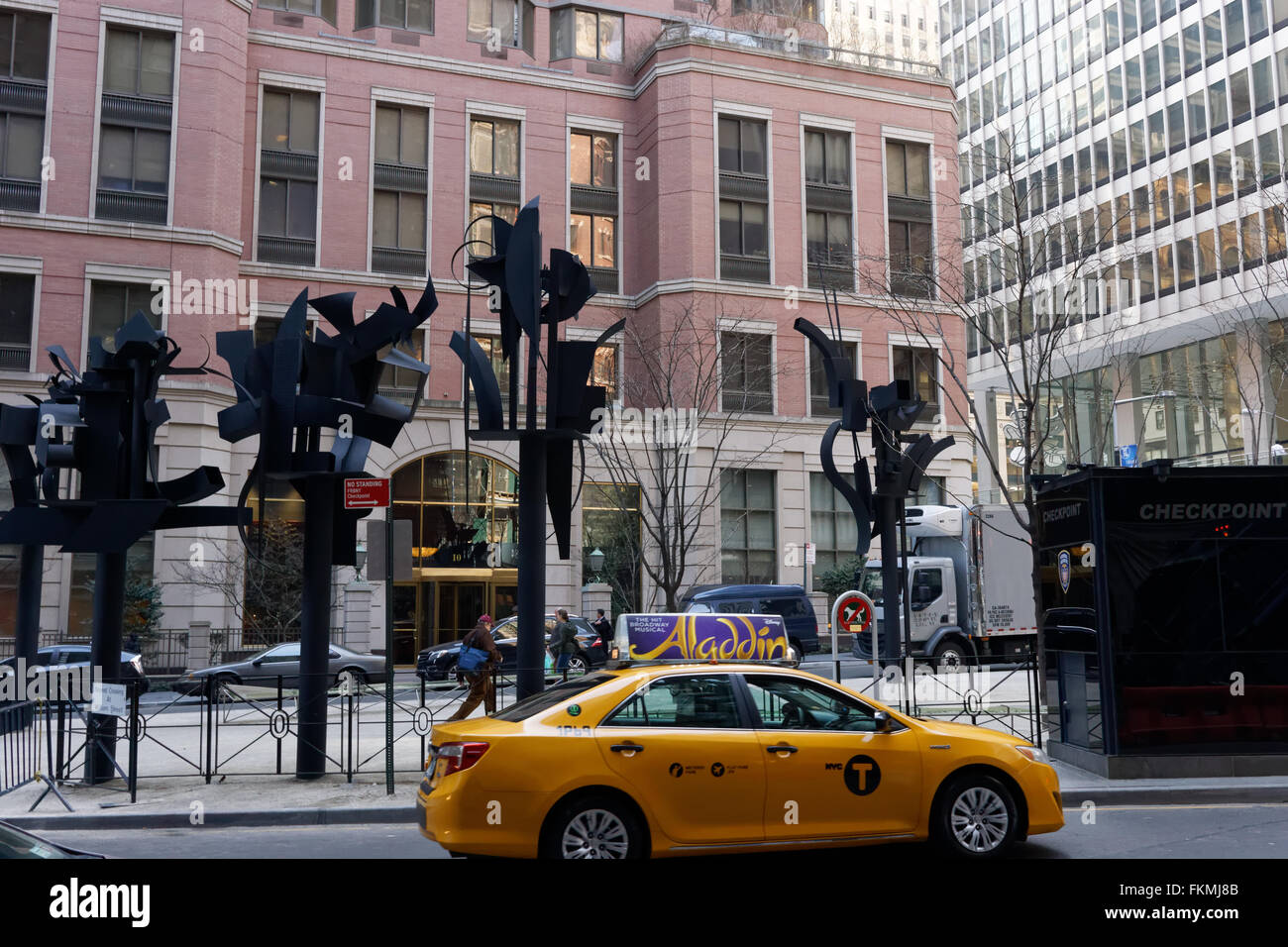 Sculpture de Louise Nevelson se dresse sur une place près de la Banque de Réserve Fédérale de New York dans le quartier financier de Manhattan. Banque D'Images