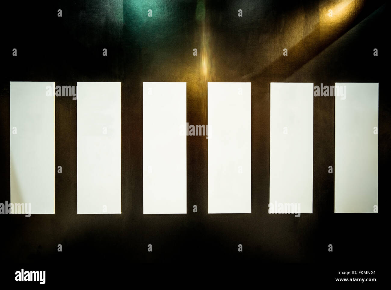 Abstract wall avec des lumières, des ombres, et les poussières, copie de l'espace sur cinq affiches verticales blanches Banque D'Images