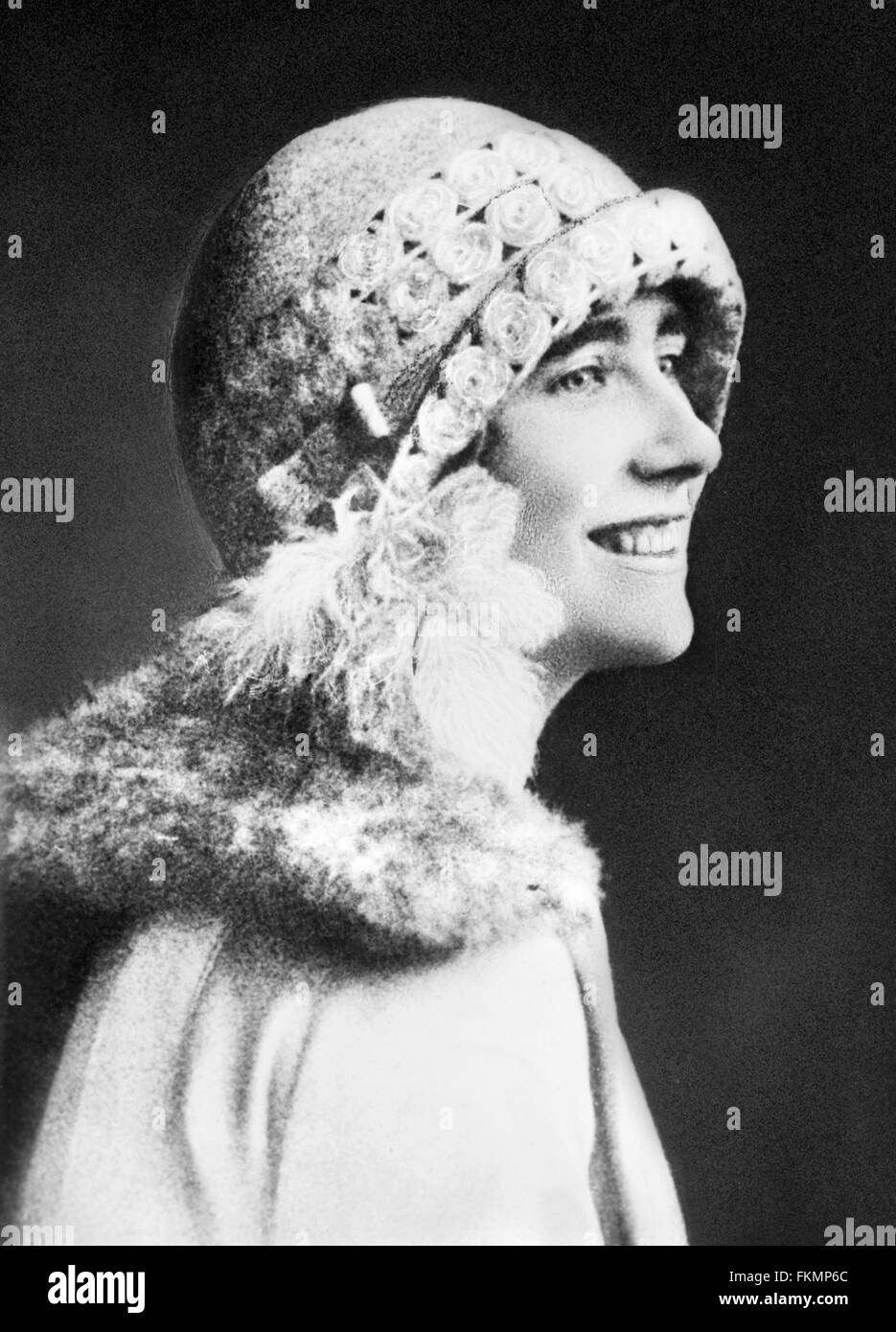 Elizabeth Bowes-Lyon, épouse du roi George VI et mère de la reine Elizabeth II. Photo prise en mars 1927, lorsqu'elle était Duchesse de York. Banque D'Images