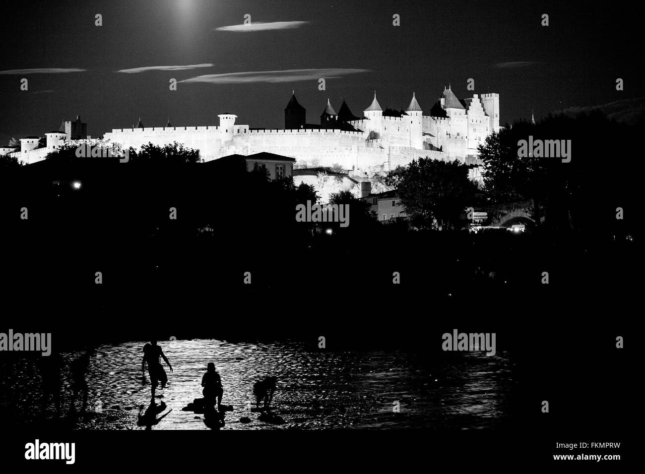 Château de Carcassonne et Aude juste avant à massive d'artifice pour célébrer le Jour de la Bastille le 14 juillet. Banque D'Images