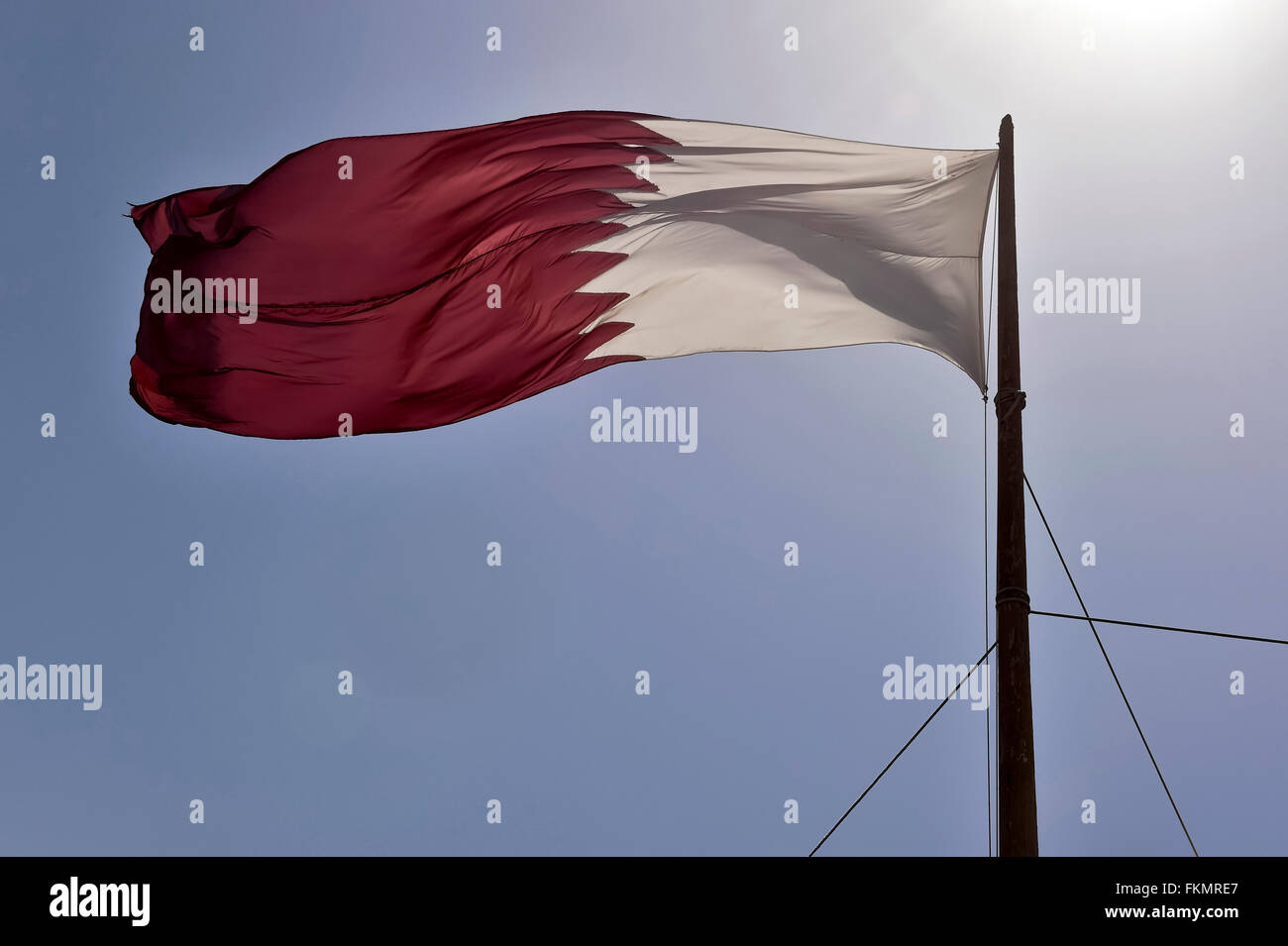 Drapeau du Qatar contre un ciel bleu dans le vent, Doha, Qatar Banque D'Images