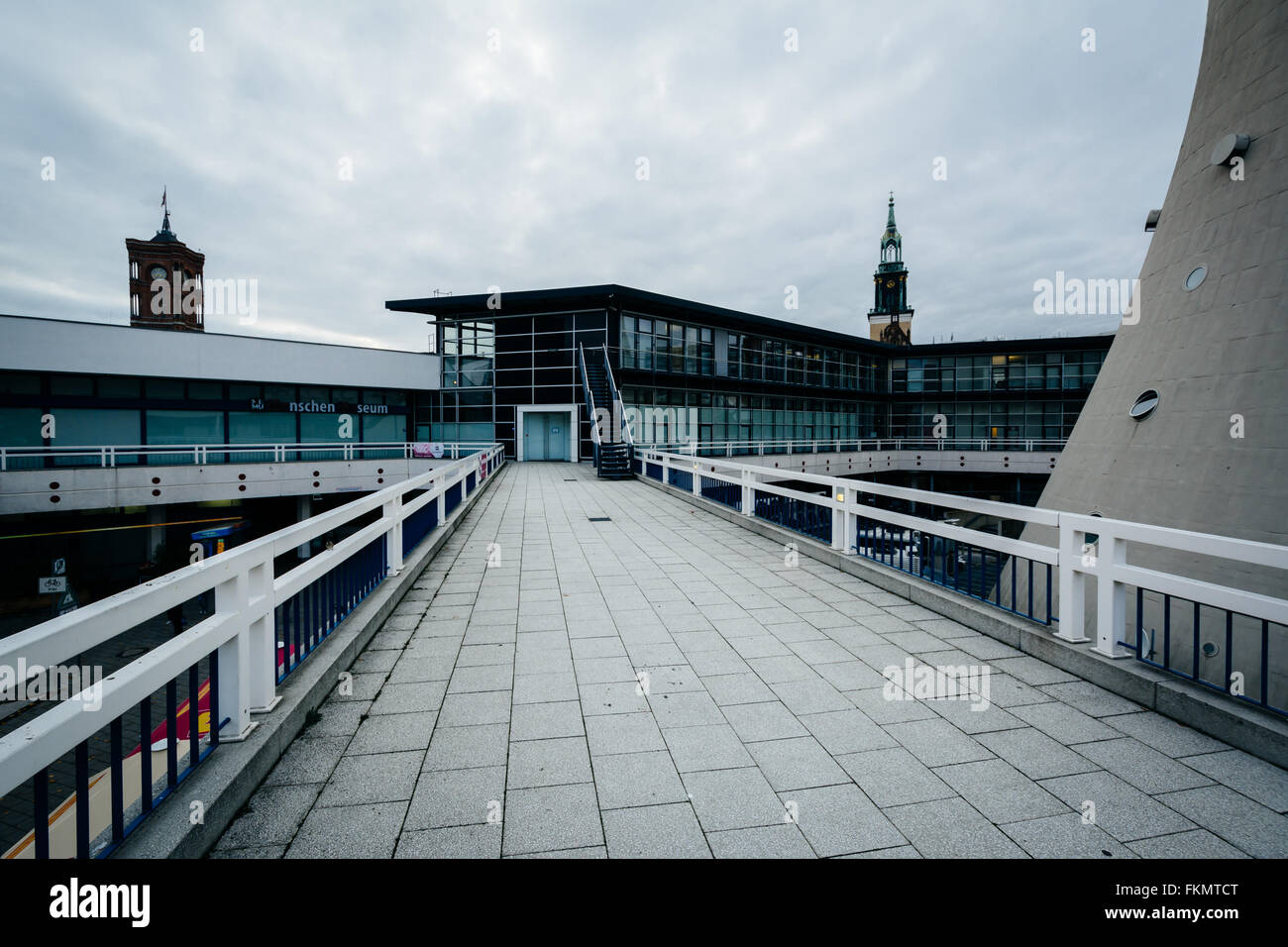 Les bâtiments modernes et promenade à Alexanderplatz, Berlin, Allemagne. Banque D'Images