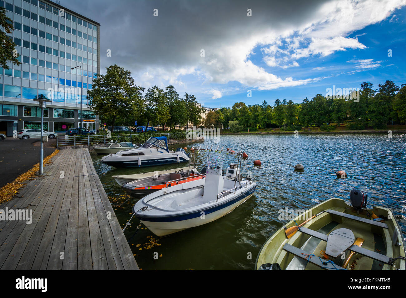 Bateaux amarrés le long Pitkänsillanranta à Helsinki, en Finlande. Banque D'Images
