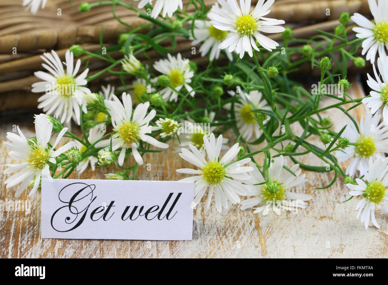 Carte de prompt avec des fleurs de camomille sur la surface en bois rustique Banque D'Images