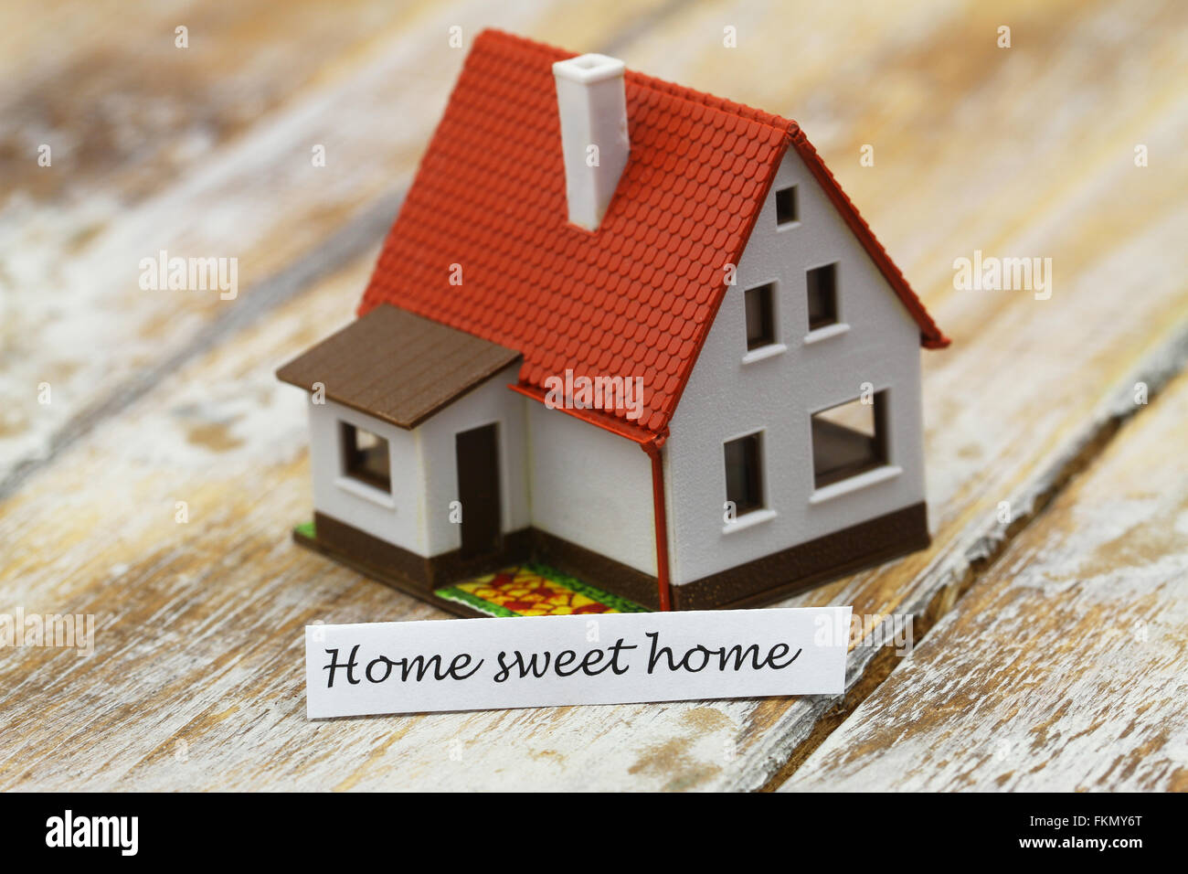 Home sweet home carte avec modèle miniature d'une maison Banque D'Images