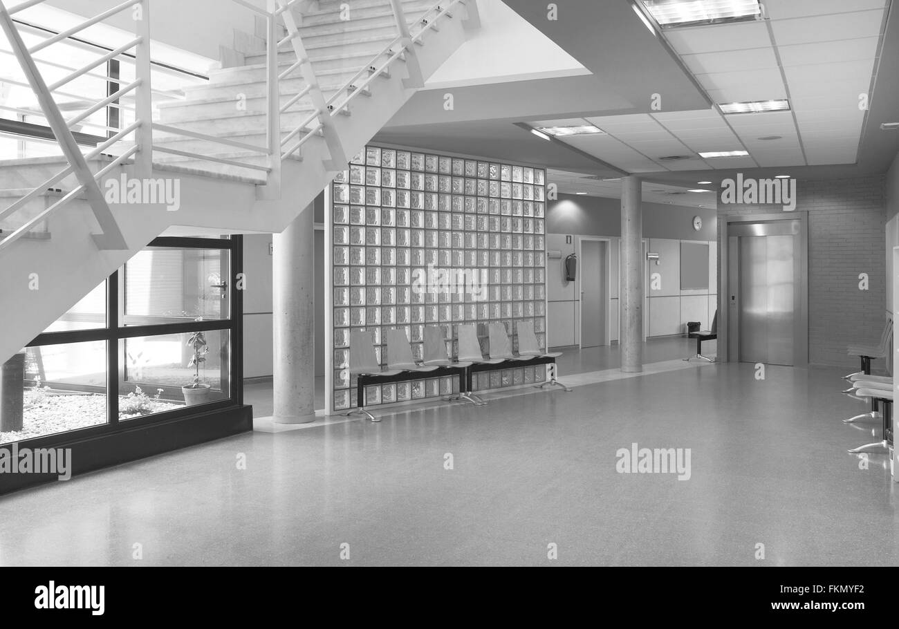 Bâtiment moderne d'attente en noir et blanc. L'horizontale Banque D'Images