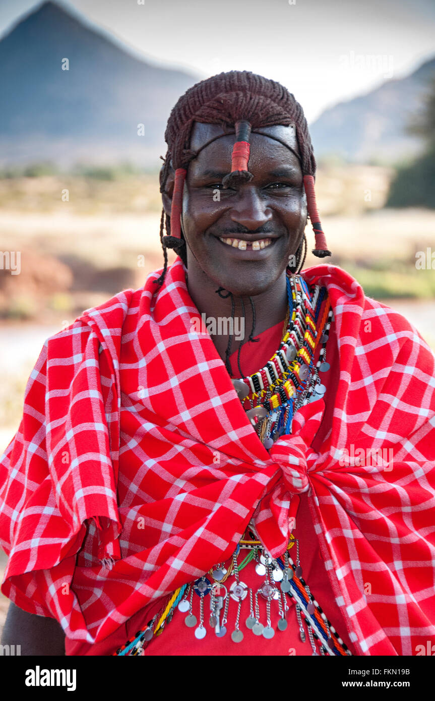 Guerrier Masai en costume traditionnel avec arme Rungu, Samburu National Park, Kenya, Afrique de l'Est Banque D'Images