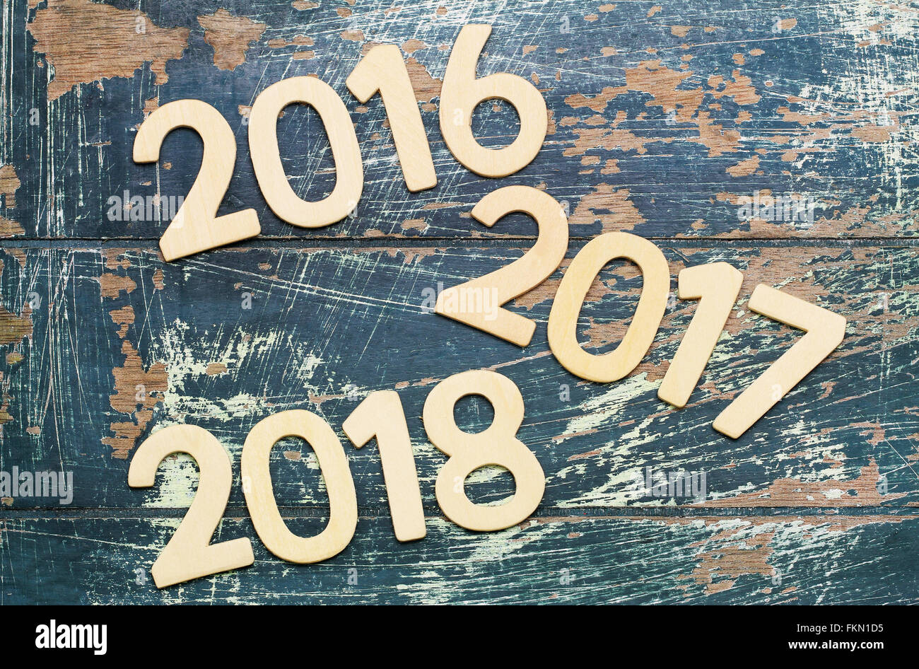 Année 2016, 2017 et 2018, écrit avec des lettres en bois éparpillés sur la surface rustique Banque D'Images