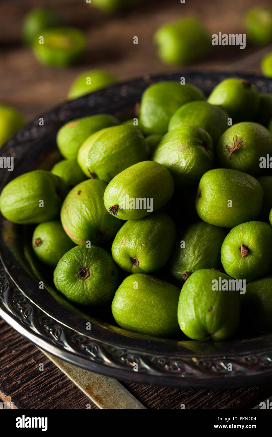 Bio vert Kiwi Fruits rouges dans un bol Banque D'Images