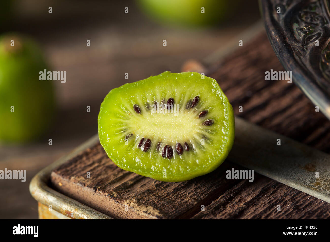 Bio vert Kiwi Fruits rouges dans un bol Banque D'Images