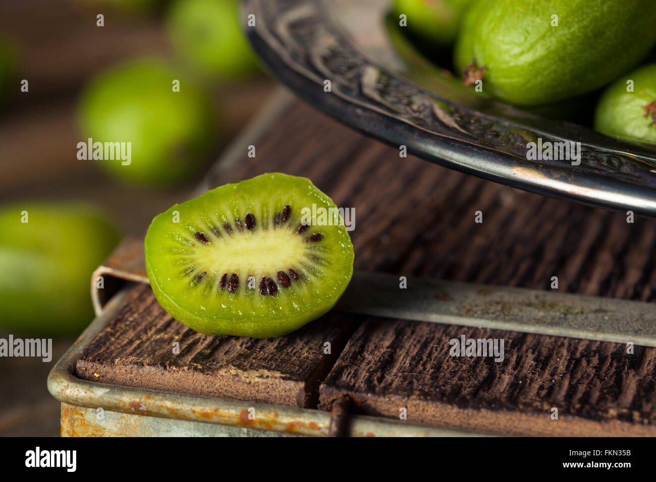 Bio vert Kiwi Fruits rouges dans un bol Banque D'Images