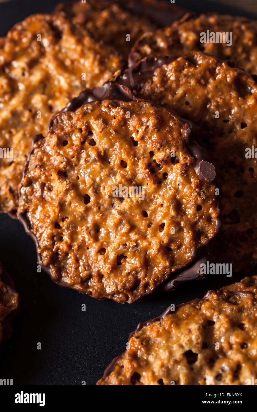 Amandes au chocolat fait maison et Lacey's Cookies prêt à manger Banque D'Images