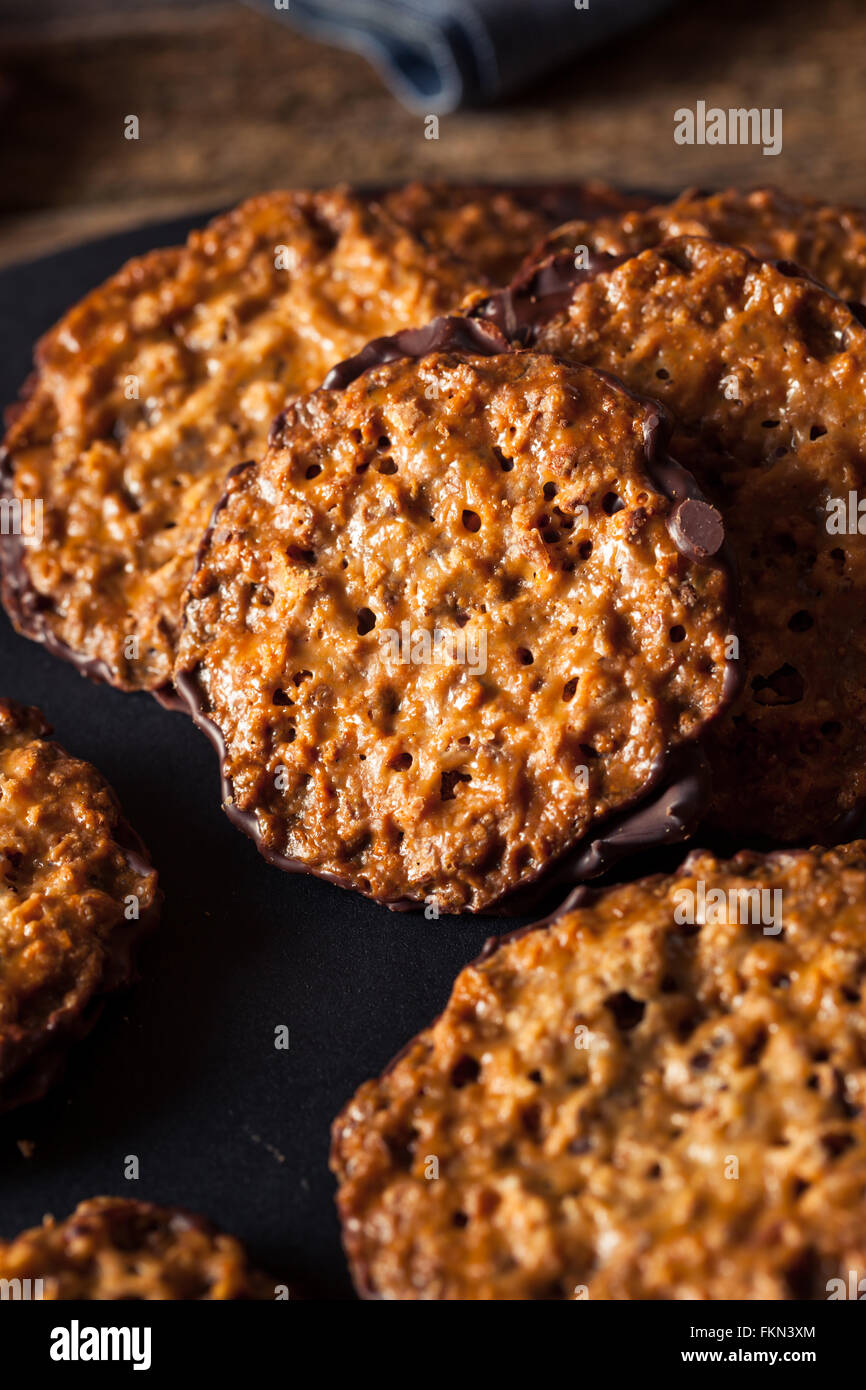 Amandes au chocolat fait maison et Lacey's Cookies prêt à manger Banque D'Images