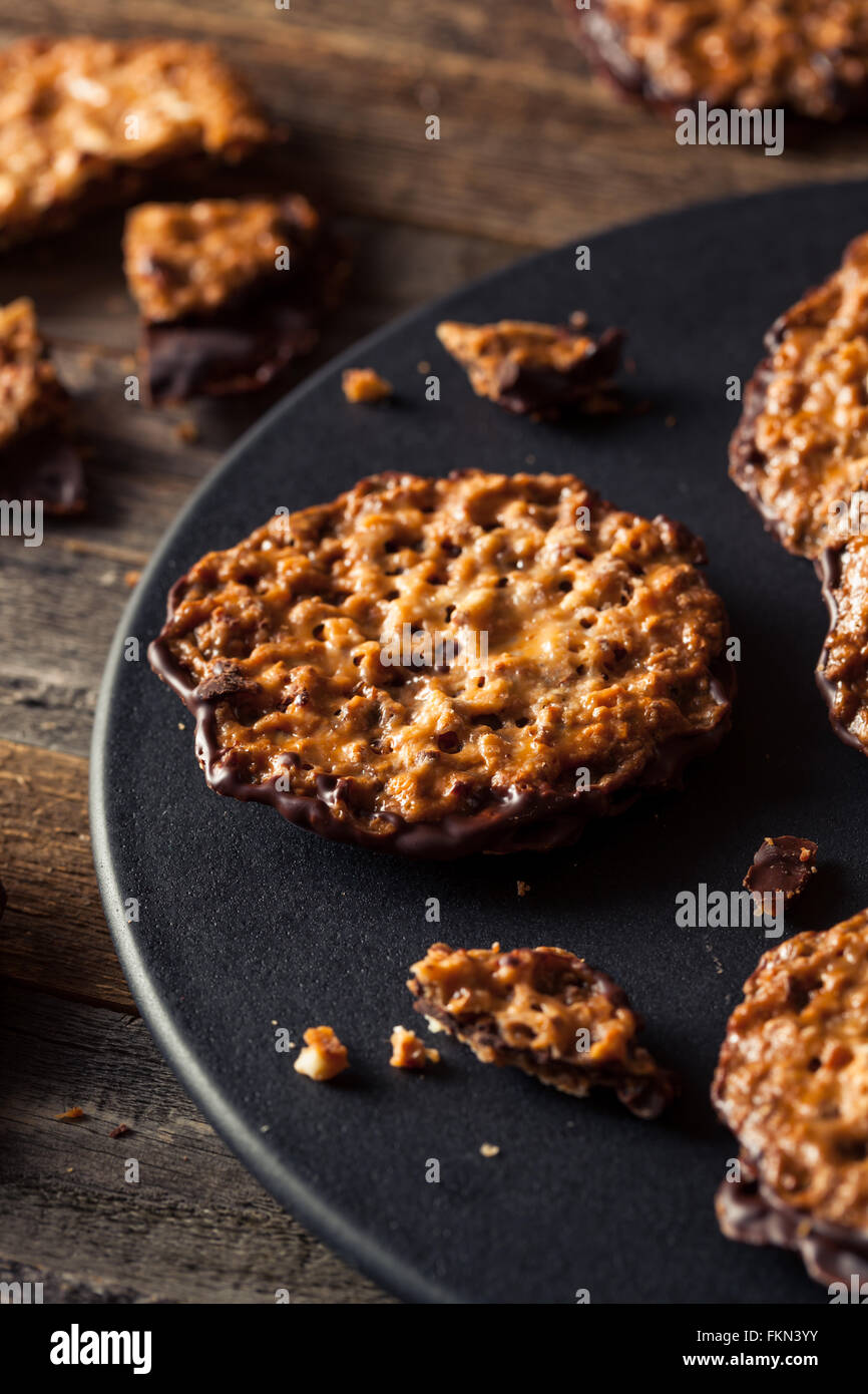 Amandes au chocolat fait maison et Lacey's Cookies prêt à manger Banque D'Images