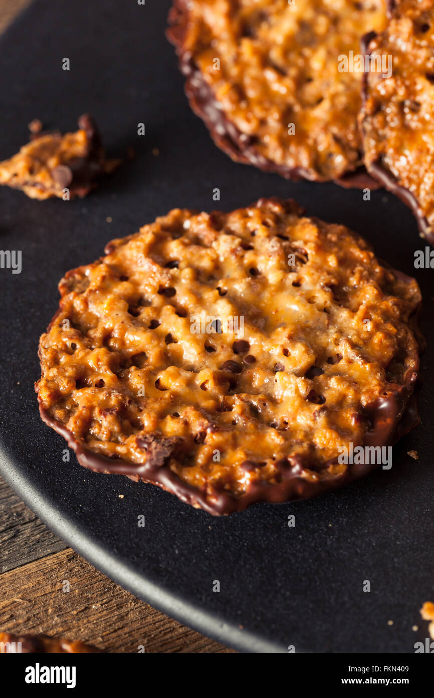 Amandes au chocolat fait maison et Lacey's Cookies prêt à manger Banque D'Images