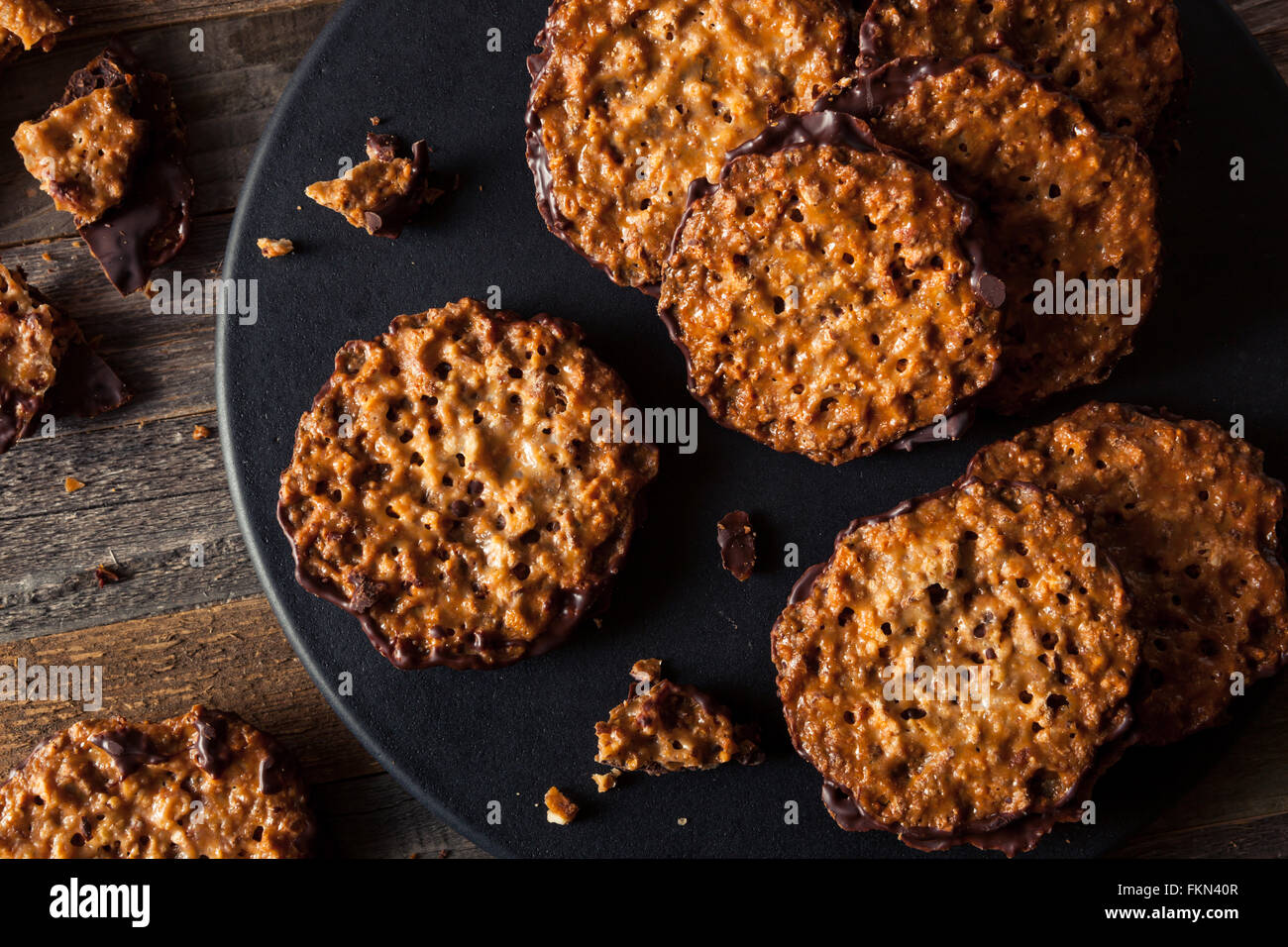 Amandes au chocolat fait maison et Lacey's Cookies prêt à manger Banque D'Images