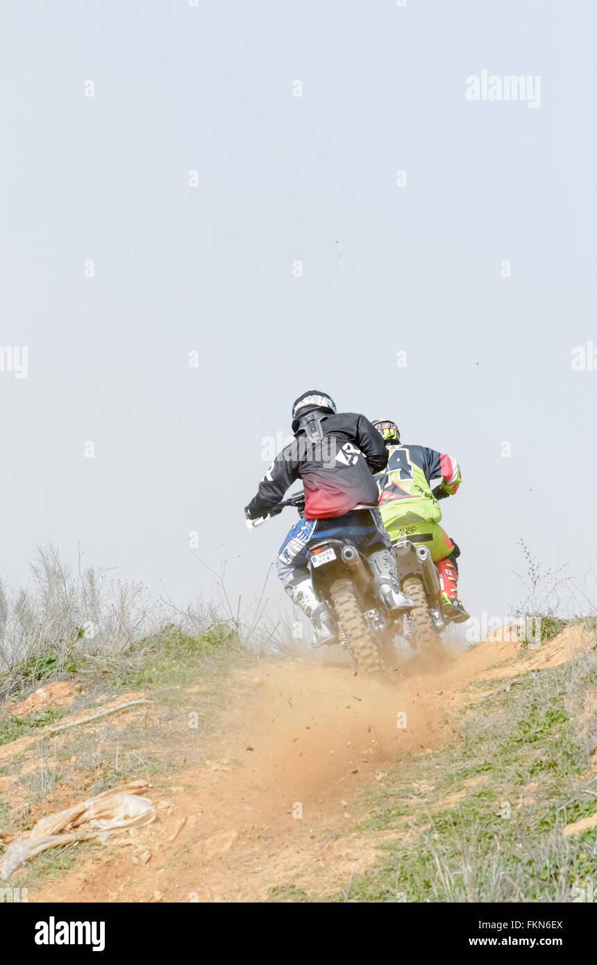 L'Espagne de cross country. Deux motards sont l'ascension d'une pente avec leurs motos de motocross Banque D'Images