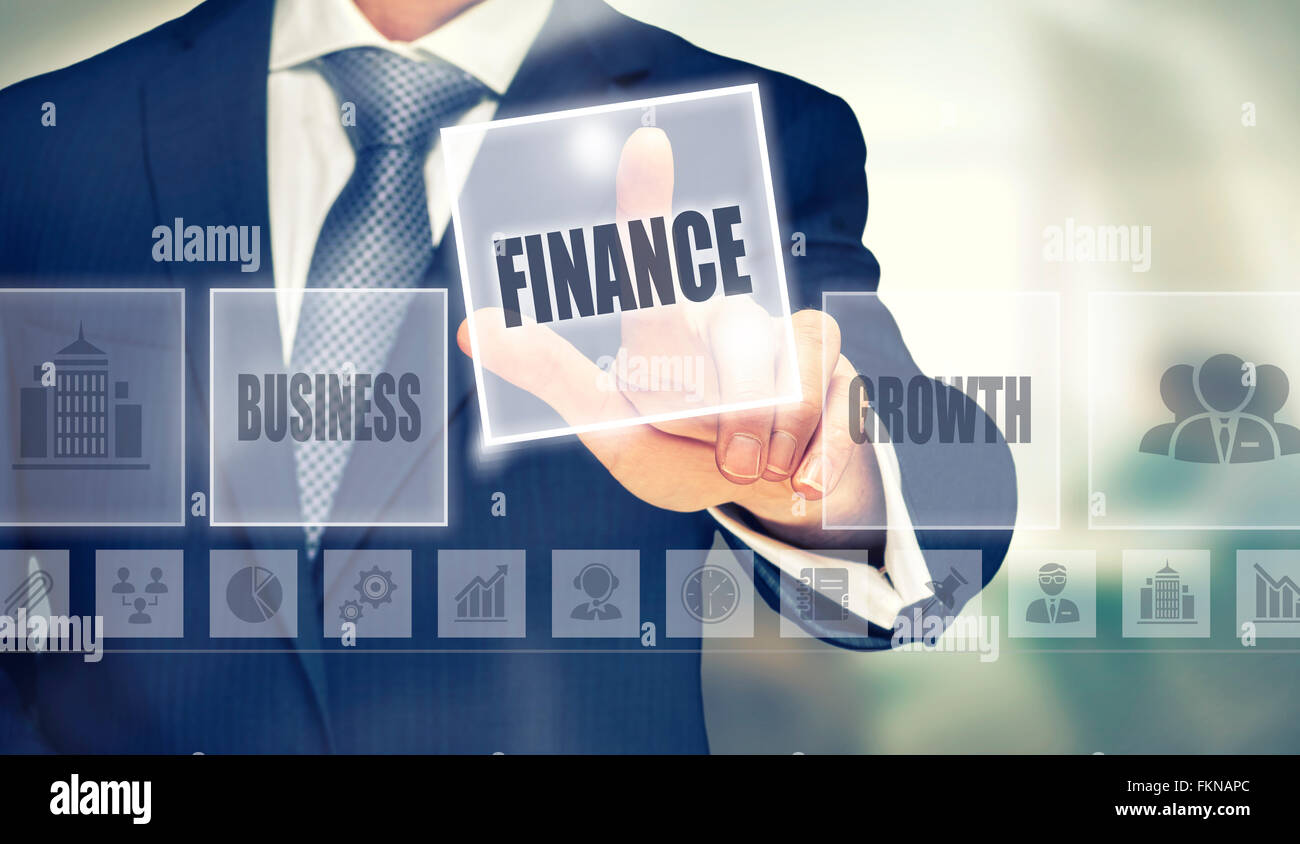 Businessman en appuyant sur un bouton concept Finance. Banque D'Images