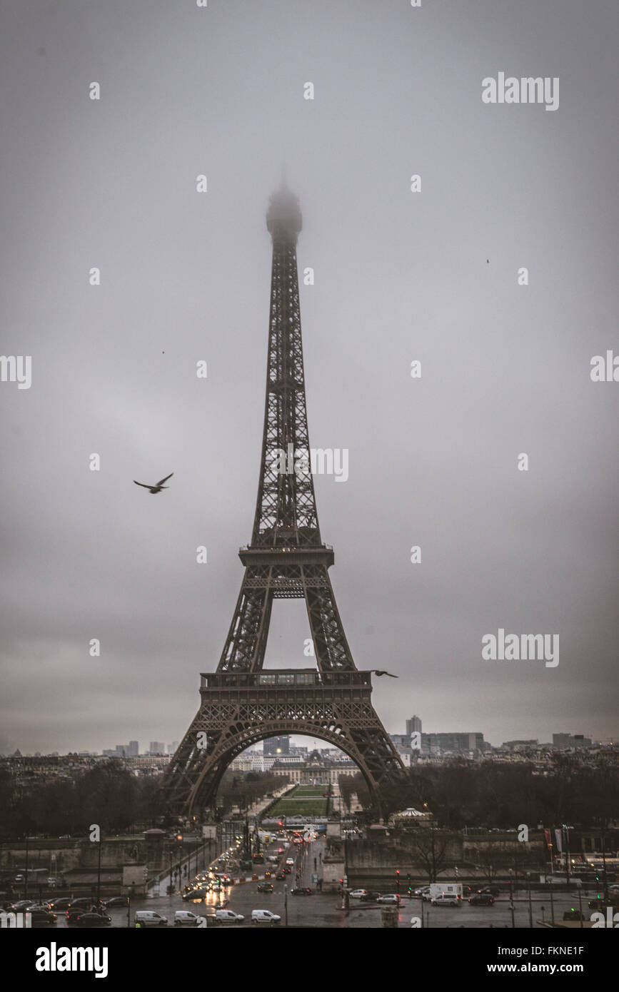 La grande Tour Eiffel lors de l'heure d'hiver brumeux Banque D'Images