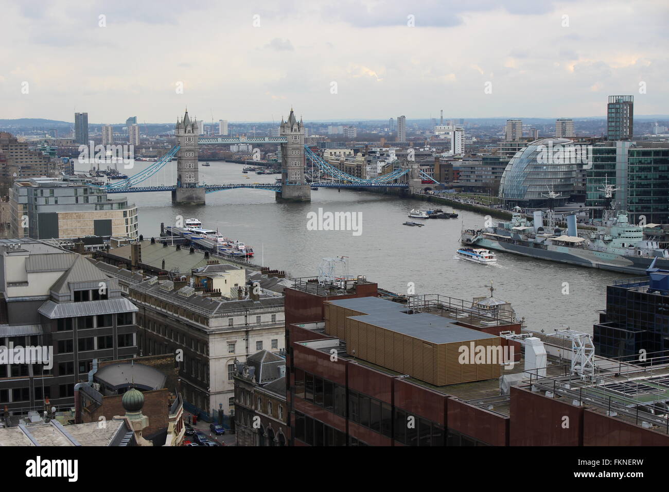 Vue sur le Tower Bridge, le HMS Belfast et de la Tamise du monument, Londres Banque D'Images