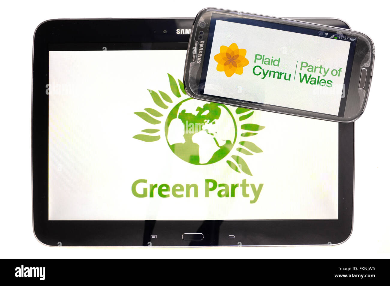 Le Parti Vert Plaid Cymru et logos affichés sur les écrans d'une tablette et un smartphone sur un fond blanc. Banque D'Images