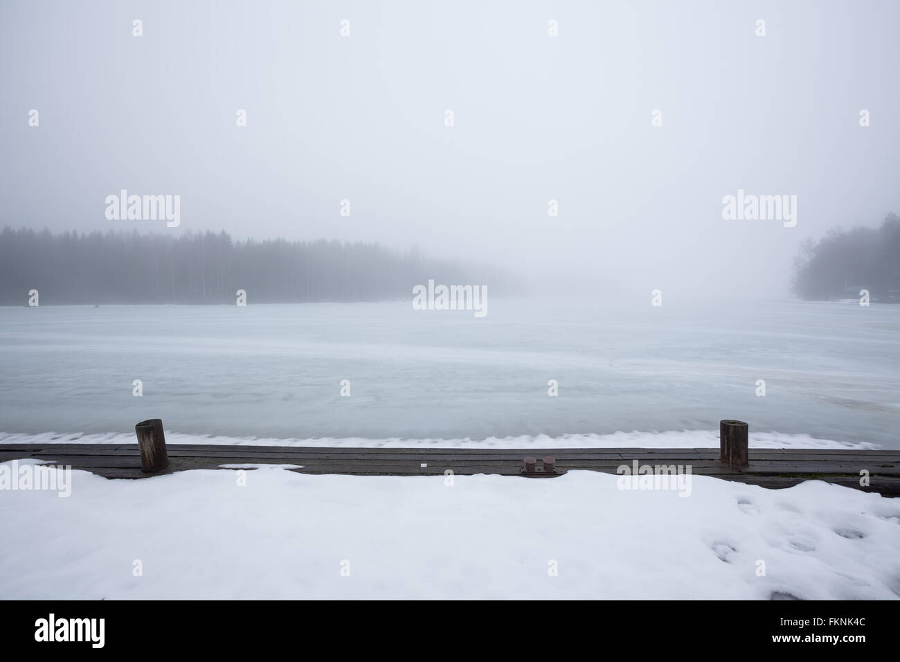 Un épais brouillard au paysage lac gelé Banque D'Images