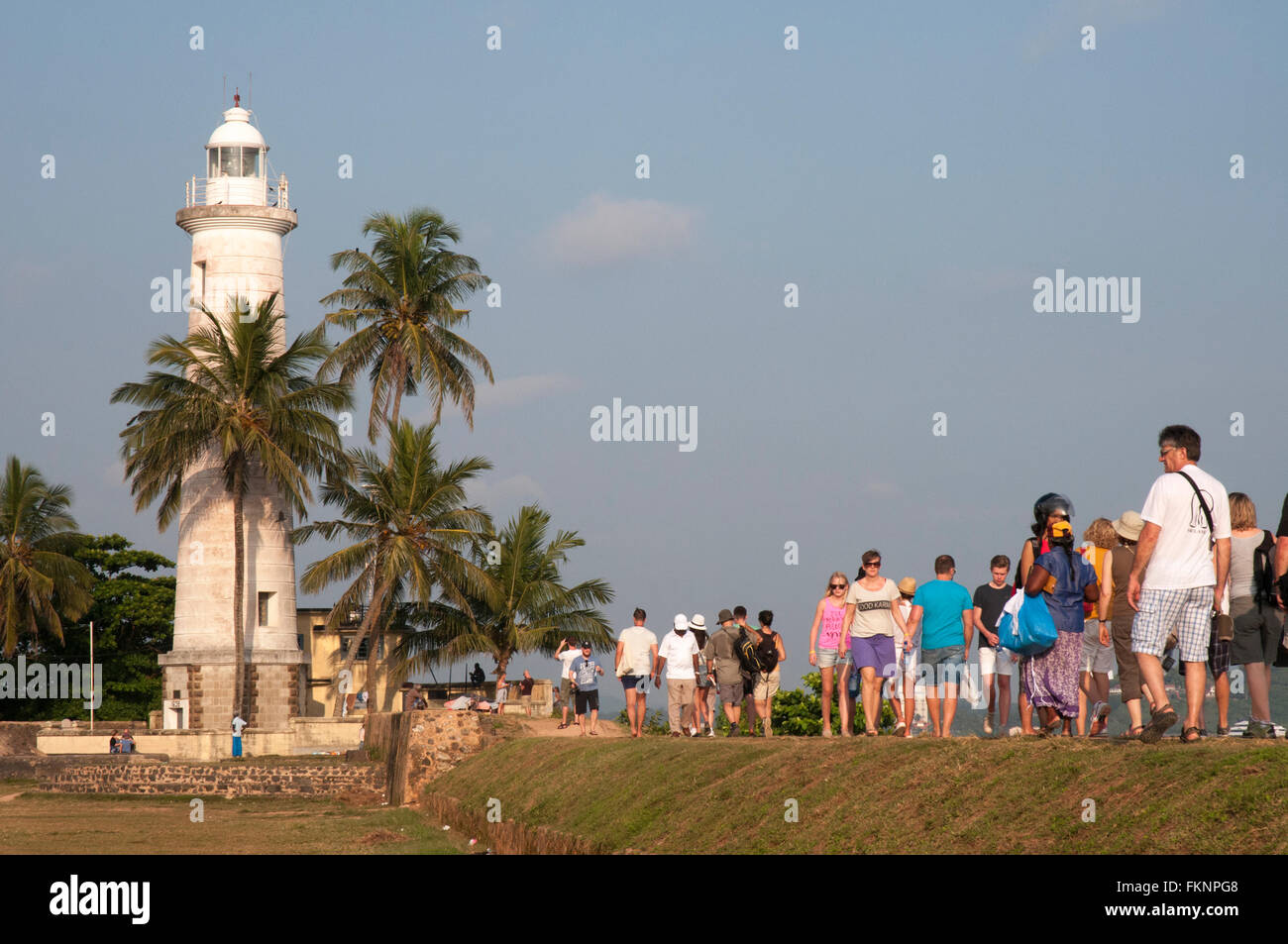 Inscrivez-vous les touristes résidents locaux dans la soirée, promenade le long des remparts de la forteresse de Galle, Sri Lanka Banque D'Images