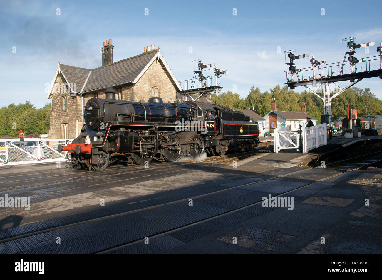 Locomotive à vapeur BR 76079 classe 4 standard 2-6-0 à Grosmont manoevering avant la journée de travail sur le patrimoine de North York Moors Banque D'Images