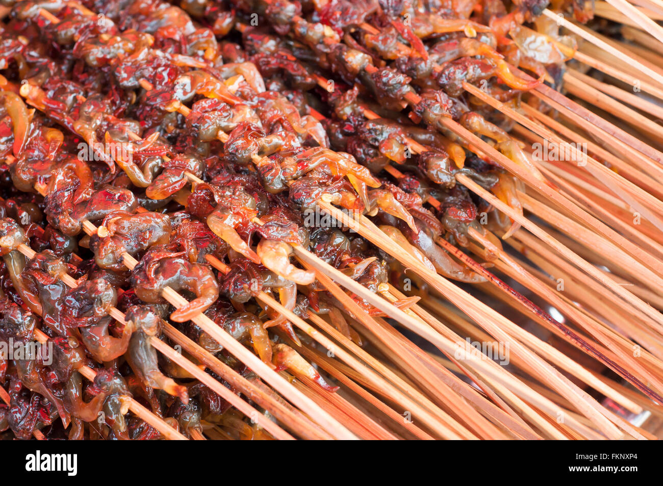 Les mactres grillé avec sauce épicée au marché des fruits de mer. Banque D'Images