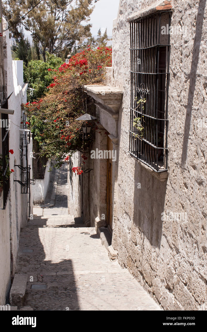 "Callejon de la Casa Encantada' street dans le quartier de Yanahuara, Arequipa, Pérou. Street fait de sillar, pierre volcanique. Banque D'Images